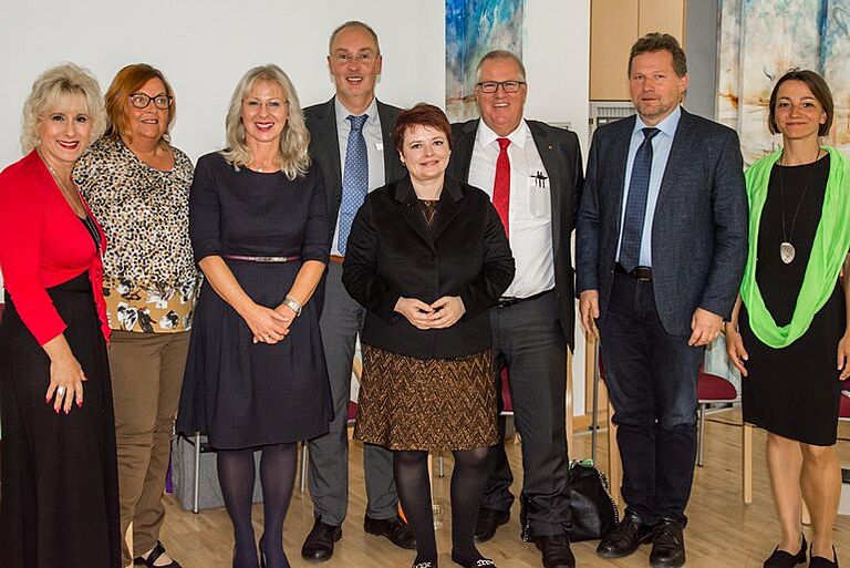 Von links: Andrea Lipka (SPD), Ruth Papouscheck (Diakonie Fürth), Gerlinde Mathes (CSU), Gerhard Gruner (Vorsitzender Diakonie zu Hause e.V.), Verena Osgyan (Grüne), Jürgen Multrus (Diakonie Neuendettelsau), Thomas Schneider (Freie Wähler) und Claudia